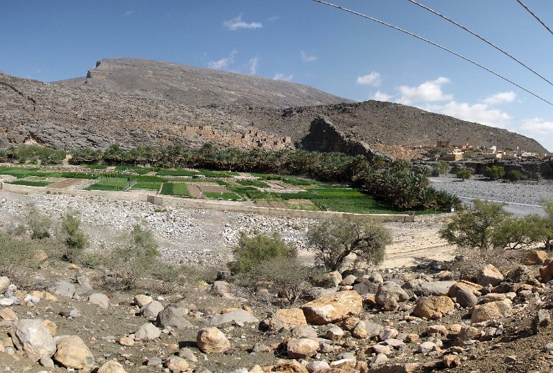 030211_wadi guhl.jpg - Even onderweg een foto gemaakt van de Wadi Guhl. Rechts ligt het nieuwe Guhl, links liggen de (bijna verborgen) resten van het oude Guhl.